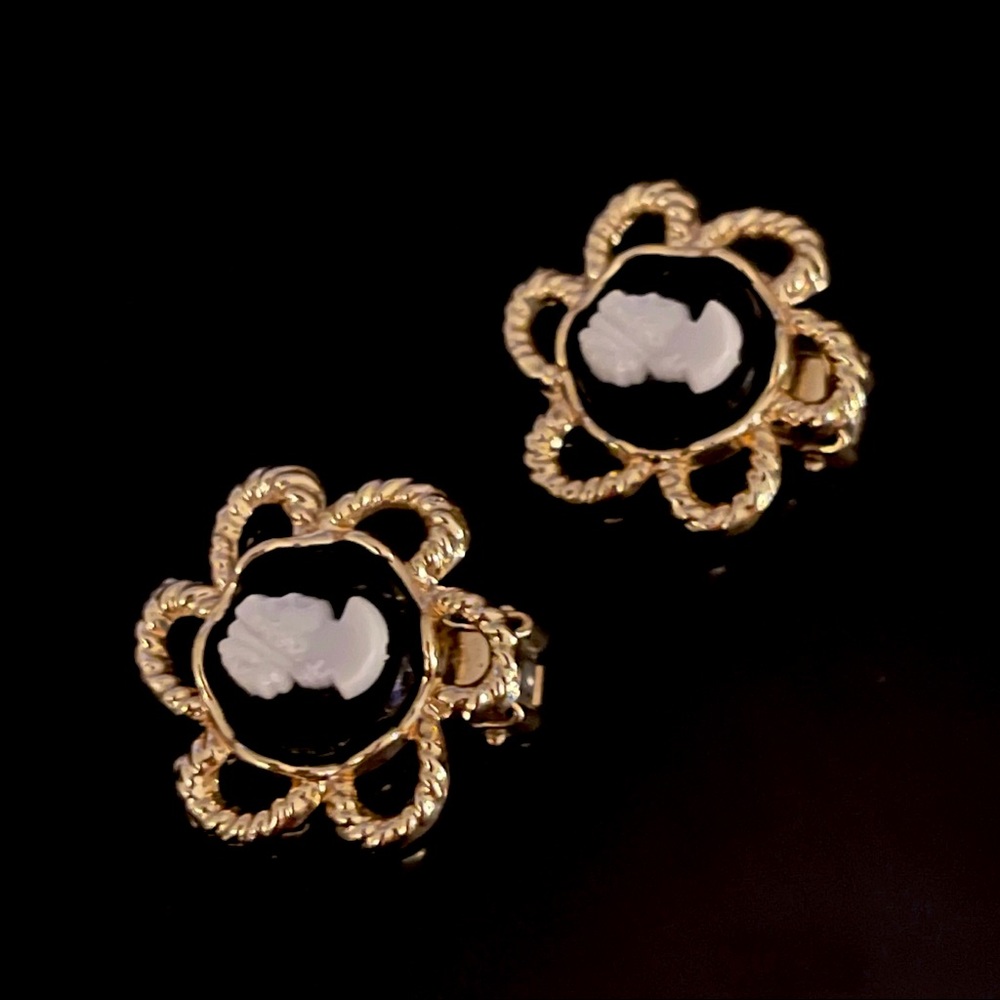 ✨Stunning Floral Cameo Clip On Earrings